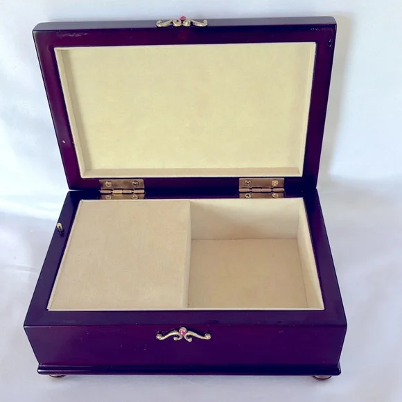 LIKE NEW ❤️ STUNNING STONES EMBROIDERY LID TIMELESS CLASS CHARM WOODEN MUSIC BOX - Picture 9 of 15